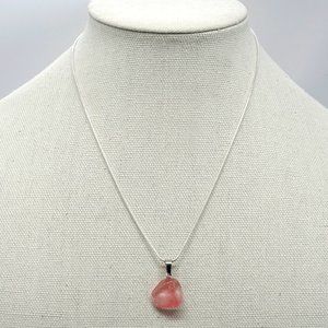 Choker necklace with rose quartz.